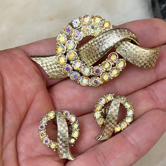 Vintage Signed CORO Gold Tone AB Rhinestone Ribbon Pin Brooch and earrings set - Picture 9 of 9